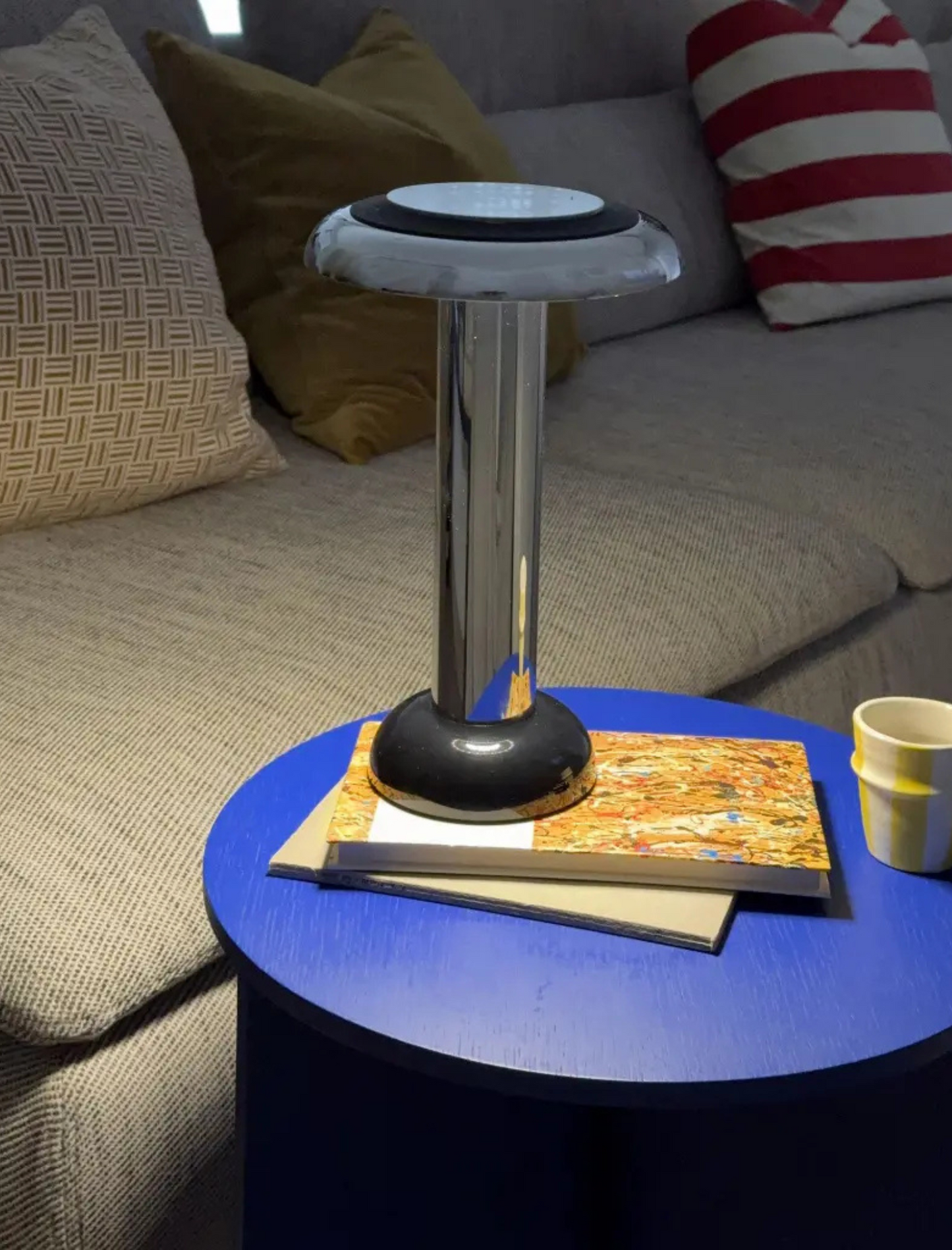 Lámpara portátil LED con batería recargable y USB – PL6